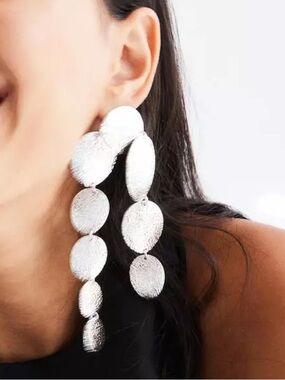 REVOLVE 8 Other Reasons Cascade Statement Earring (silver) • msrp
$44 NEW womens